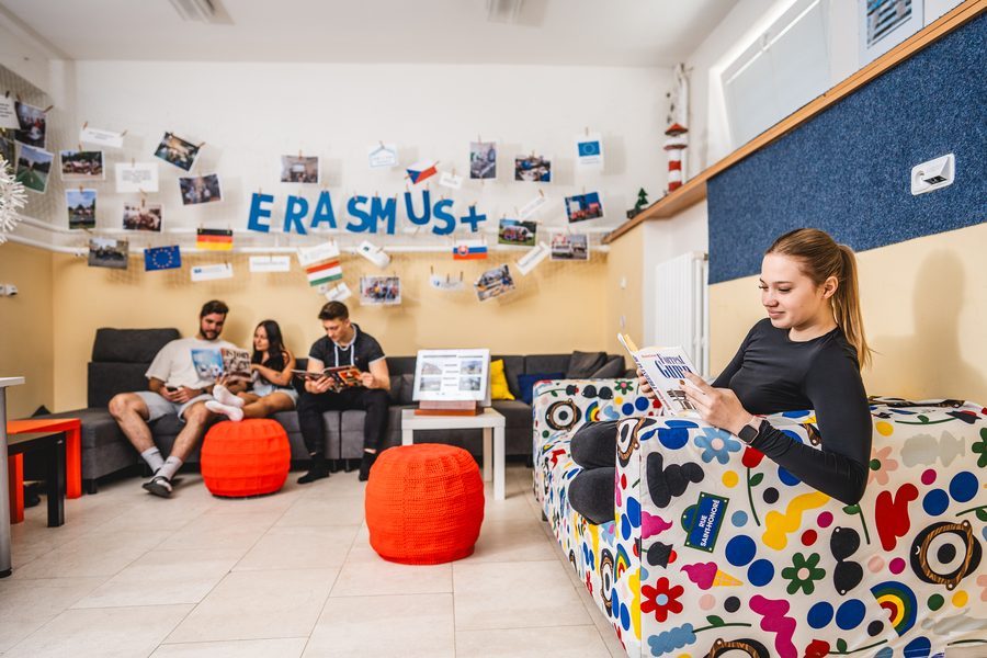 Žáci v klubovně s výzdobou programu Erasmus+