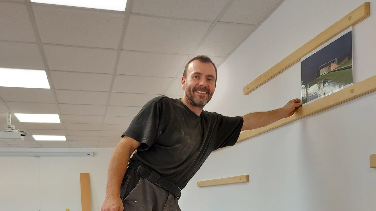 Montáž dřevěných lišt na stěnu nového ateliéru designu interiéru