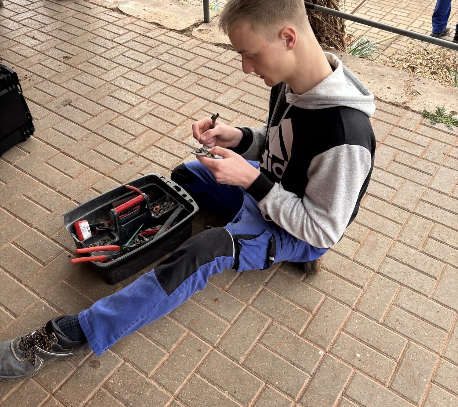 Instalatéři z prváku na praxi v areálu LTC Kolín