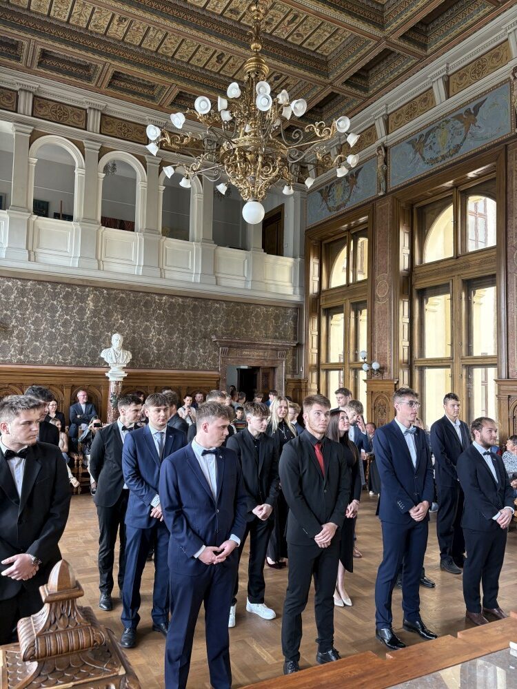 Dnes jsme maturanty vyprovodili do světa