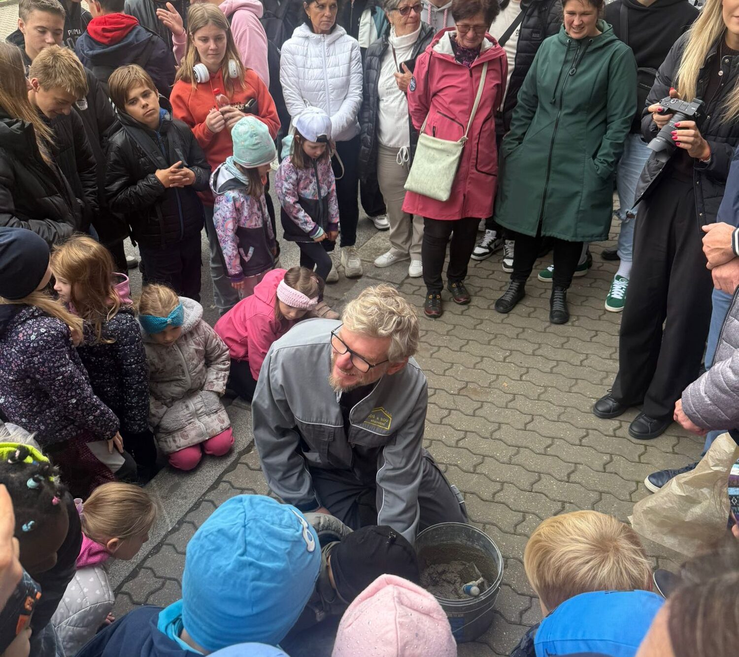 Žáci Stavebky se podíleli na pokládce tří nových Stolpersteinů