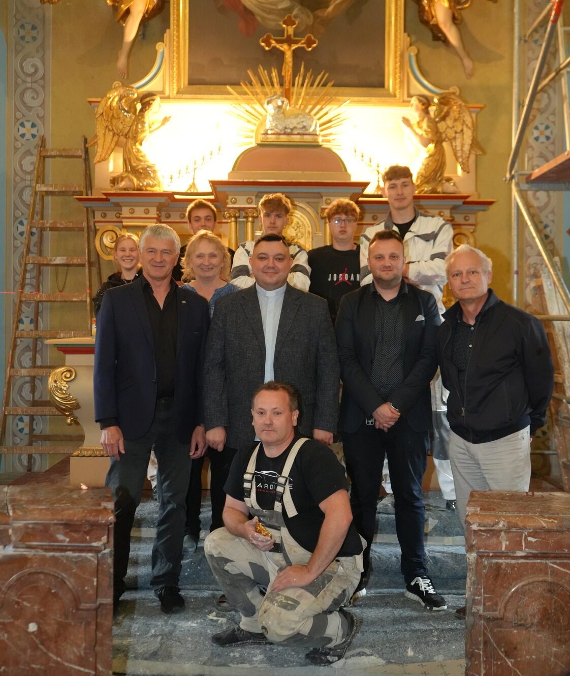 Když se škola podílí na historii. Malíři ze Stavebky Kolín pokračují v obnově kostela v Ohařích