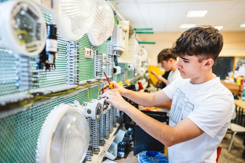 Žák oboru elektrikář pracuje v elektrotechnické dílně