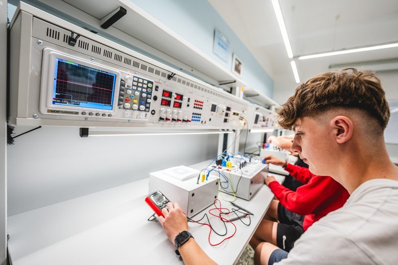 Žák měří v elektrotechnické laboratoři