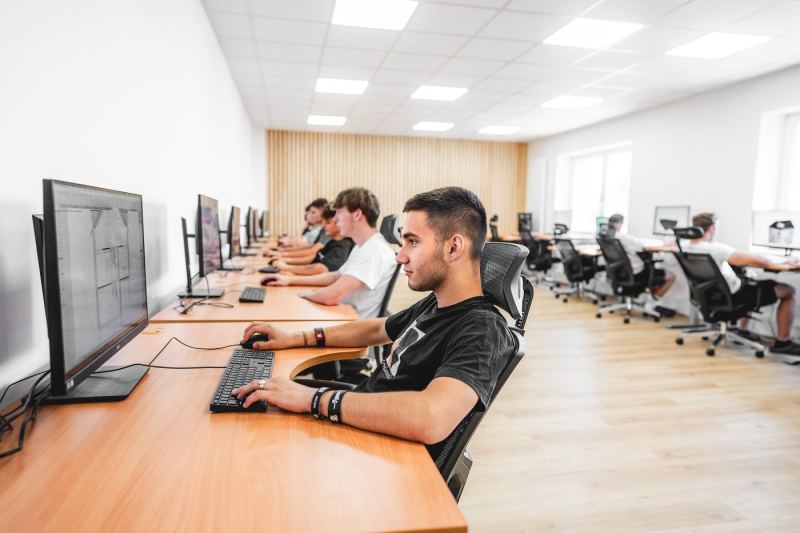 Žák maturitního oboru kreslí v CAD učebně