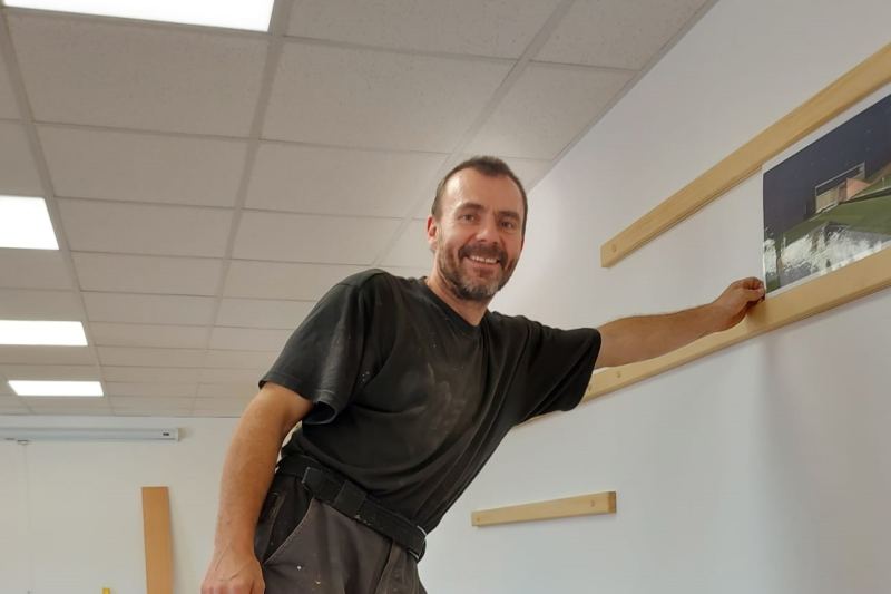 Montáž dřevěných lišt na stěnu nového ateliéru designu interiéru