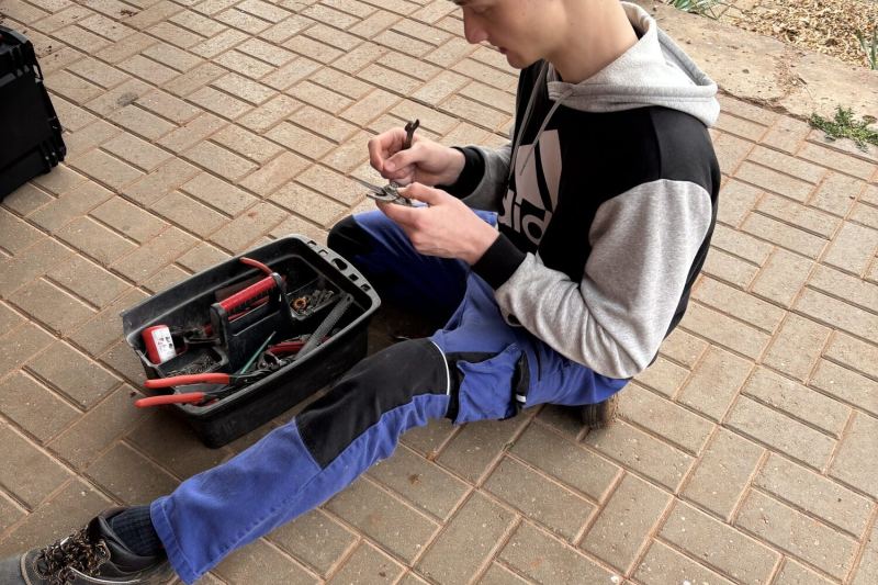 Instalatéři z prváku na praxi v areálu LTC Kolín