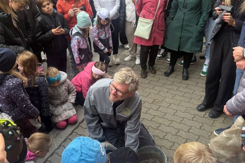 Žáci Stavebky se podíleli na pokládce tří nových Stolpersteinů