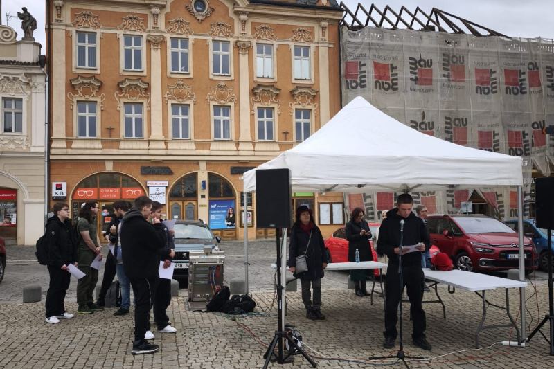 Jména, která nesmí být zapomenuta: naše škola uctila oběti holocaustu