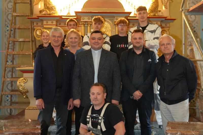 Když se škola podílí na historii. Malíři ze Stavebky Kolín pokračují v obnově kostela v Ohařích